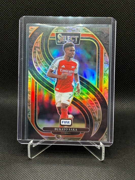 Bukayo Saka – Camo Mezzanine 072/135 – Panini Select