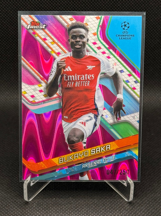 Bukayo Saka – Pink RayWave Refractor 047/250 – Topps Finest UCC