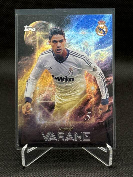 Raphaël Varane – Intergaláctico Insert – 2025/26 Topps Real Madrid